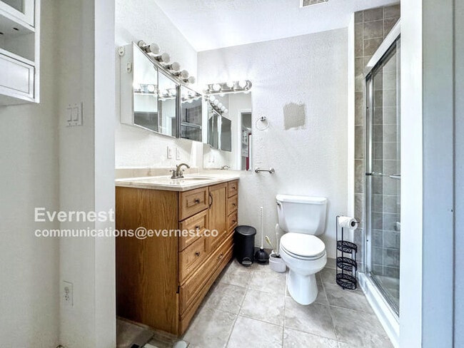 Building Photo - Lovely 3-Bedroom Townhome with Modern Comf...