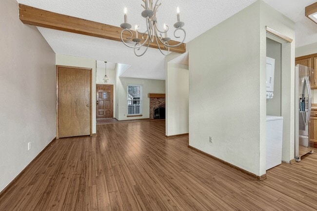 Building Photo - Move-In Ready Townhome with Garage & Great Amenities!