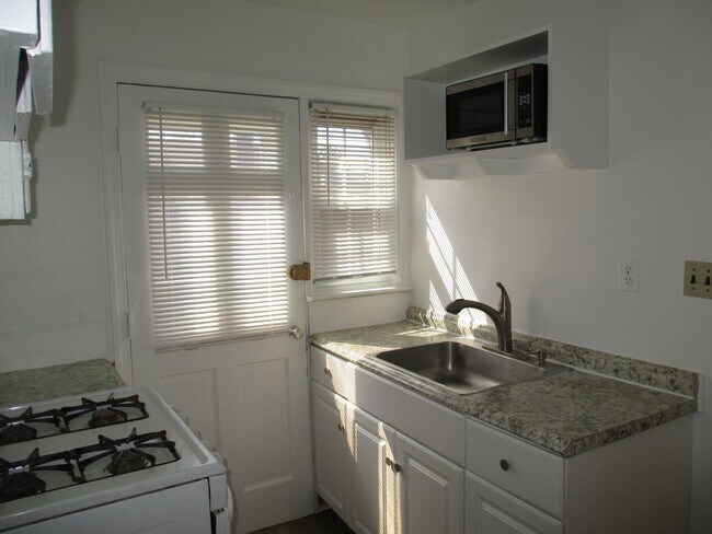 Building Photo - Semi-Deteched Near Hunington Metro!!