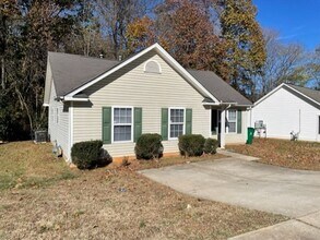 Building Photo - Adorable 3 bedroom 2 bath home . Located o...