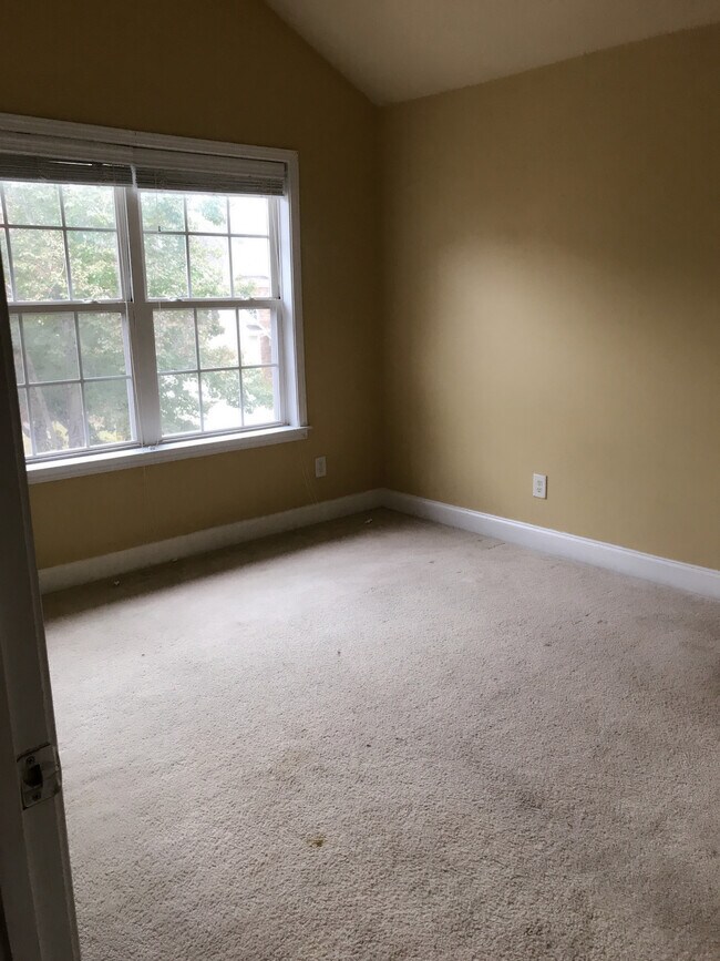 Building Photo - 535 Roland Manor Dr