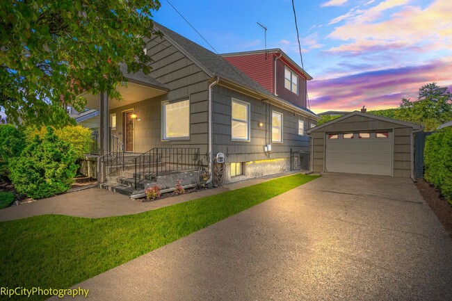Building Photo - Charming Bungalow in Overlook neighborhood...