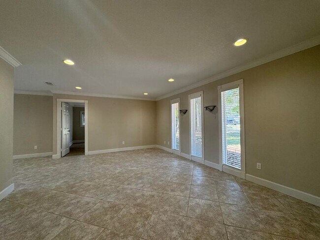 Building Photo - Gorgeous 5 Bedroom Pool Home in Ormond