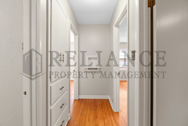 Building Photo - 921 S Royal Rd