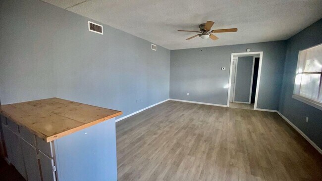 Building Photo - Handyman Special $0 First Month's Rent / “You fix, you SAVE BIG!!” Contact Mayshell for details: ...