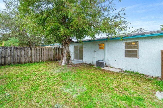 Building Photo - 4915 Gulfstream Rd