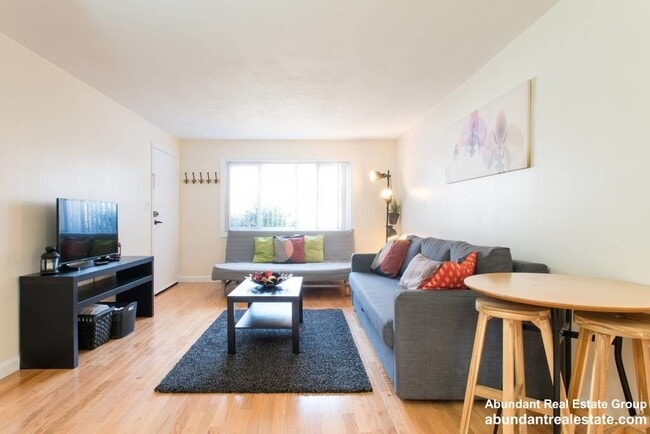 Building Photo - 17 Oxford Cir