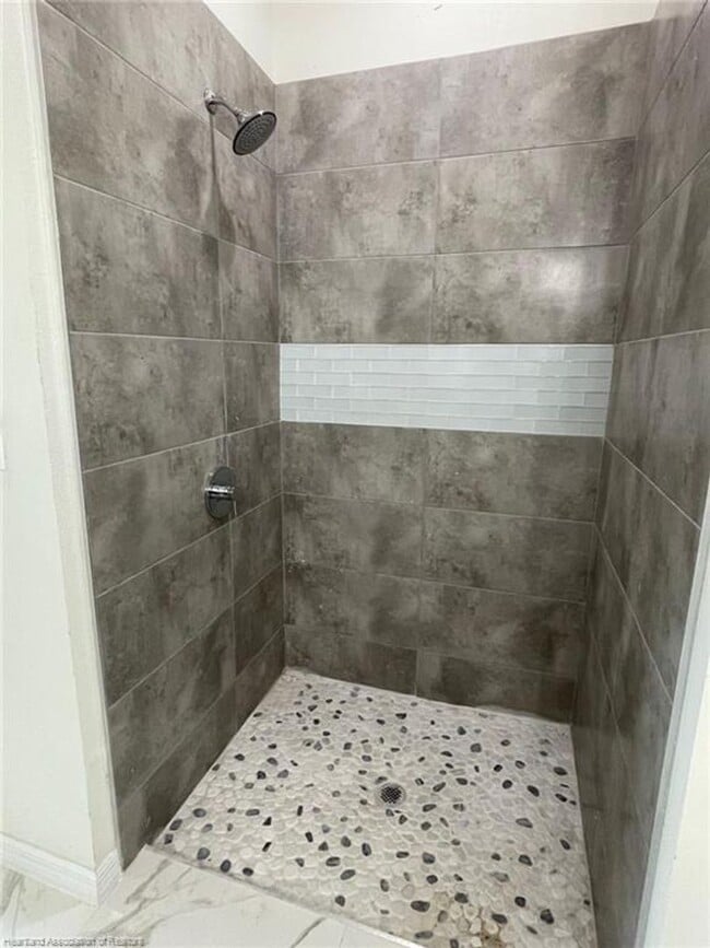 Building Photo - Large 4 Bedroom 2 bath-Lake Placid