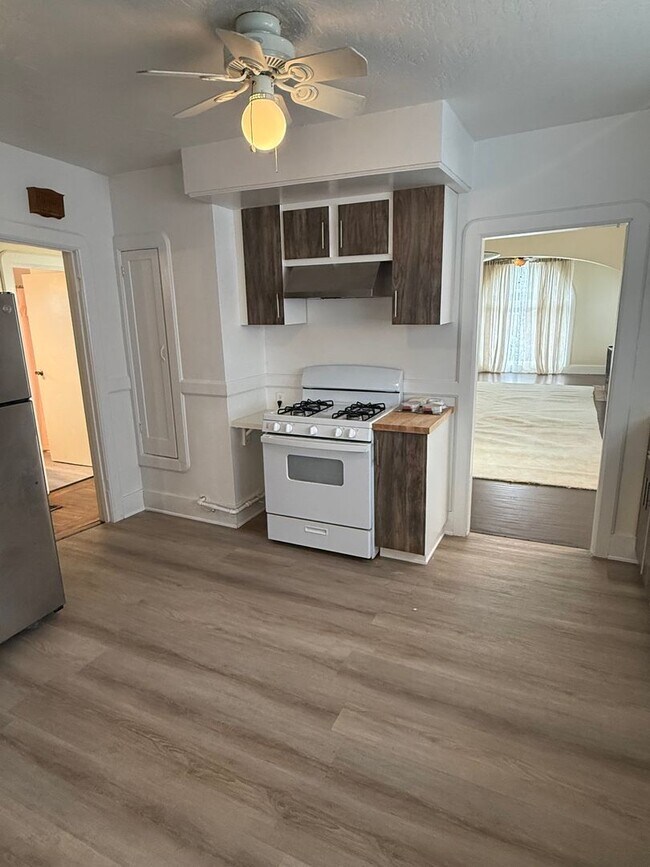 Building Photo - Huge 2 Bed House with a Shared Back Patio