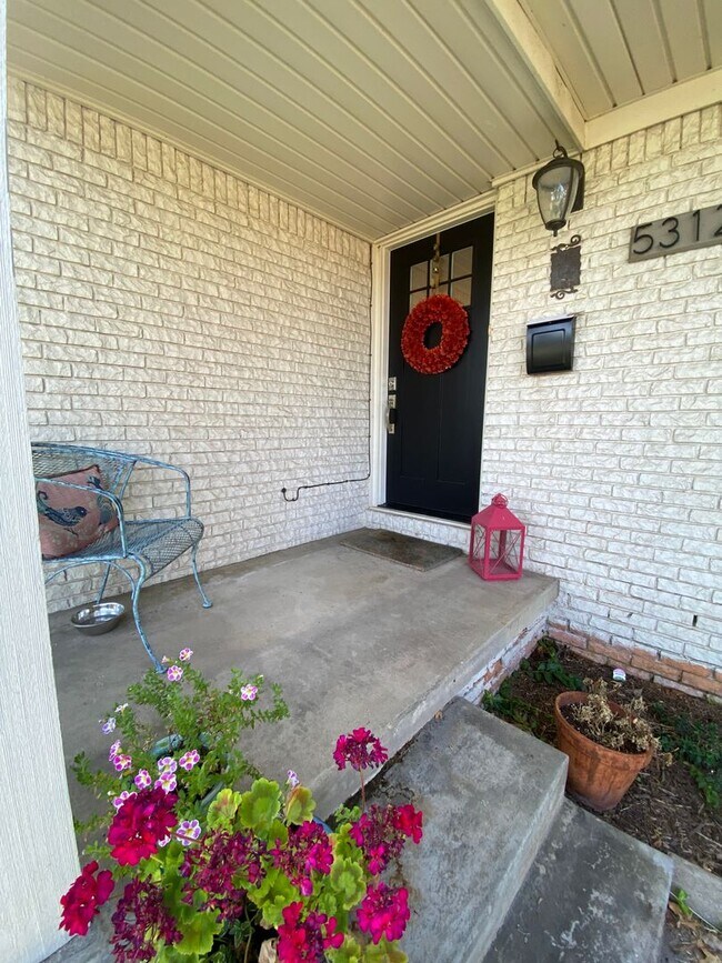 Building Photo - Darling renal in Lortondale