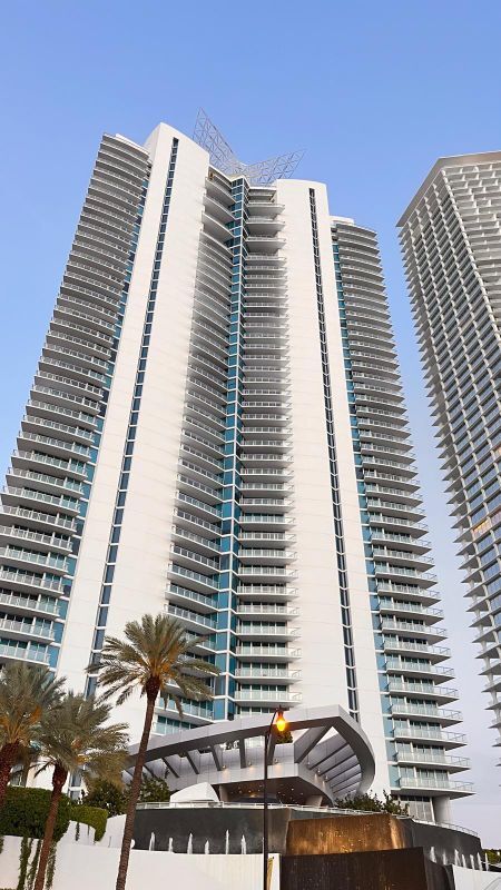 Primary Photo - 17001 Collins Ave