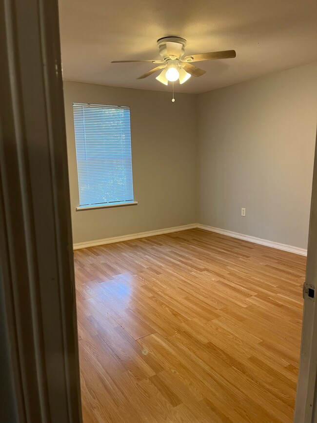 Building Photo - 8826 Crestview Dr