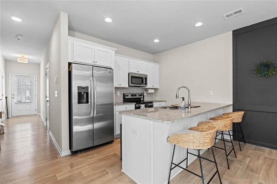 Building Photo - 2830 Ridgeview Dr