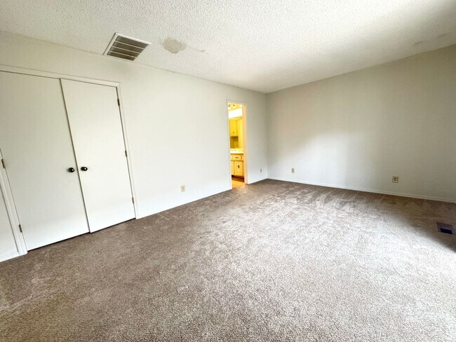 Building Photo - Gorgeous 3 bedroom 2.5 bathroom Duplex home!
