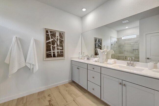 Building Photo - 5795 SE Sky Blue Cir