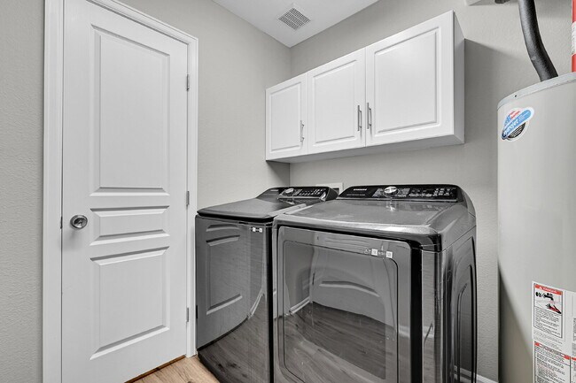 Building Photo - $2,695.00, 3 bed, 2.5 bath located in Denver.