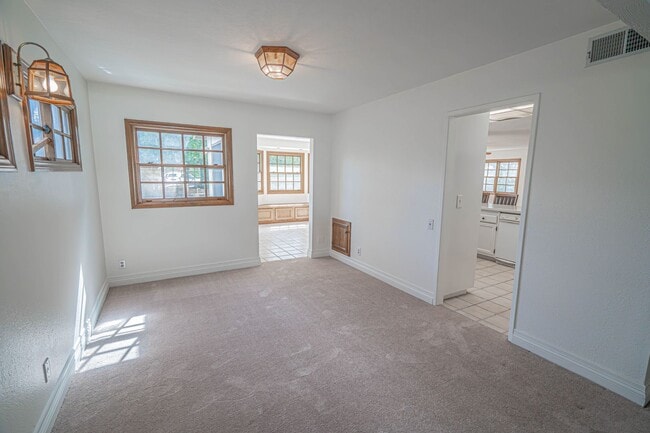 Building Photo - Old Orchard 1 - 4 Bedroom Home in Valencia!