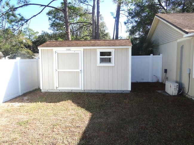 Building Photo - 2 bedrooms for rent in this single family home.