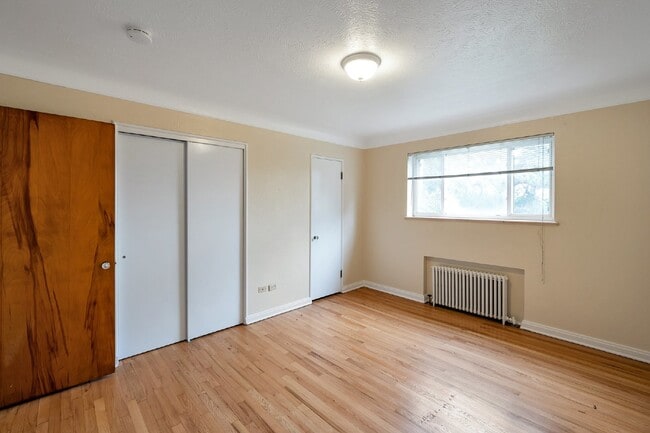 Building Photo - Large two Bed / One bath condo in great Art deco building near Washington park.