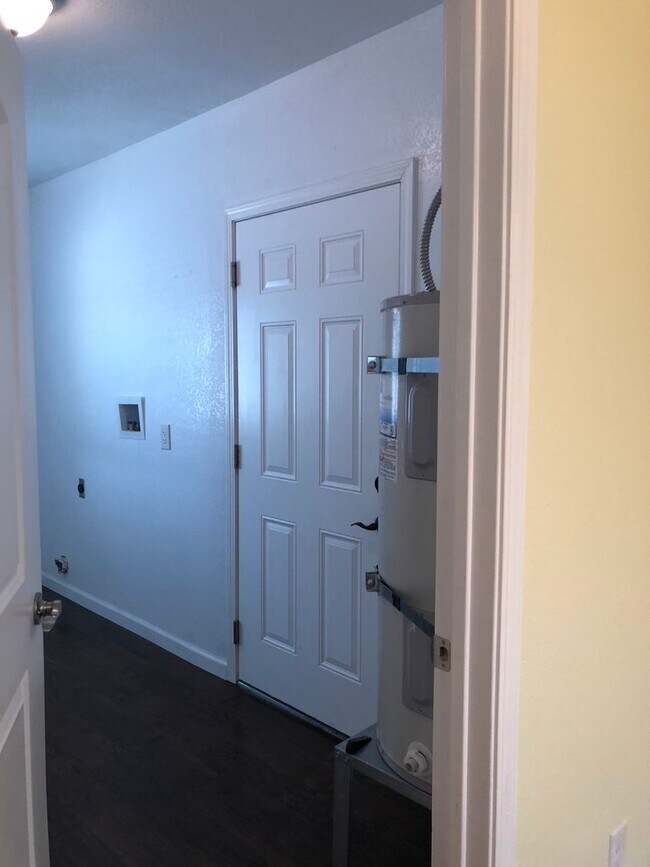 Building Photo - Charming 1 Bedroom Home With Yard