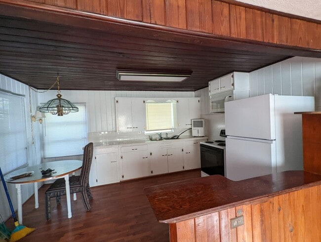 Building Photo - Lovely 2/1 home with beautiful natural wood interior