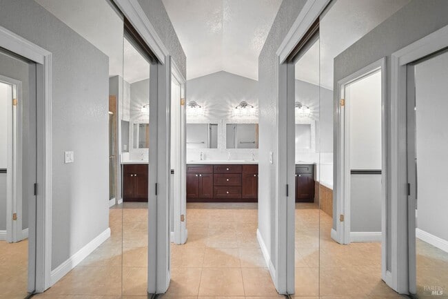 Building Photo - 606 Roscommon Pl