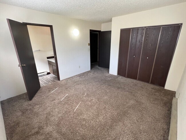 Building Photo - Pet-friendly 2 bedroom apartment with a/c,...
