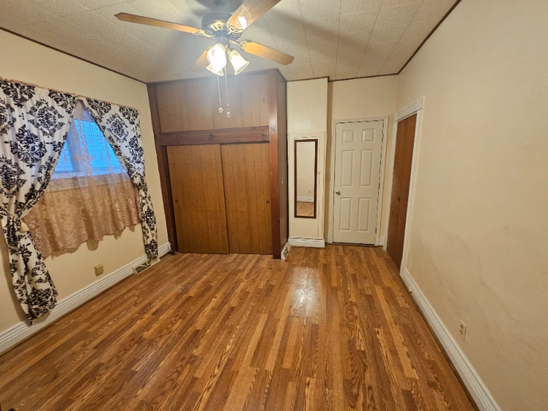 Building Photo - 1046 W 1st St