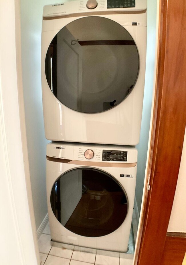 Building Photo - LARGE 2BR w/ Dining Room. PARKING AVAIL.! DISHWASHER! W/D IN-UNIT