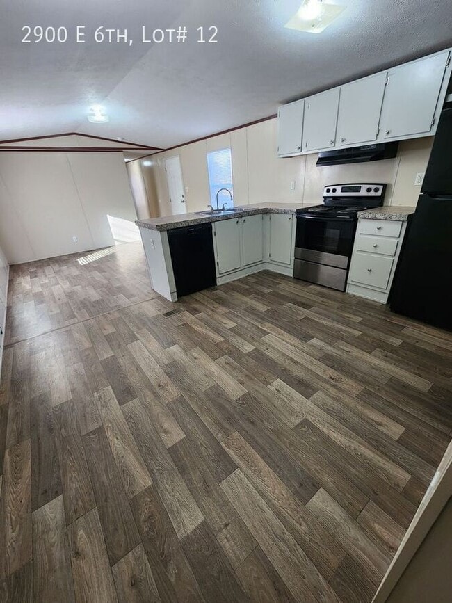 Building Photo - 2900 E 6th Ave