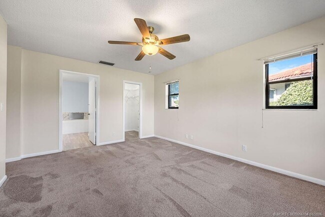 Building Photo - 2386 SW Creekside Dr