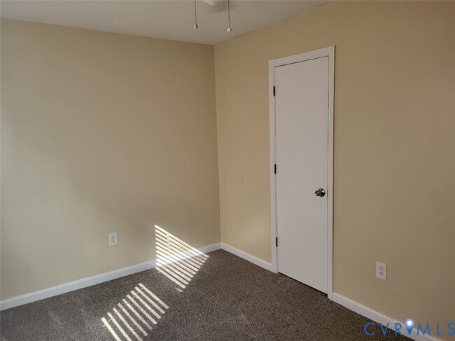 Building Photo - 206 Spring Dr