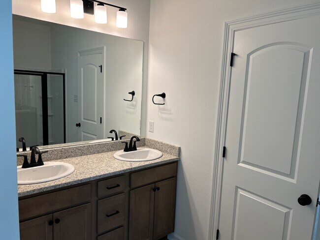 Building Photo - 41360 Rosewood Ln