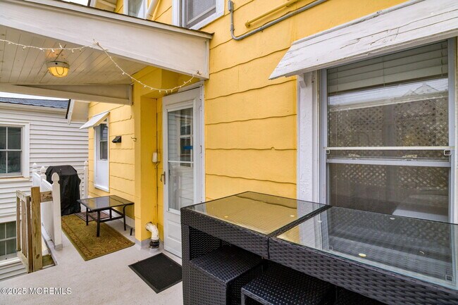 Building Photo - 19 Webb Ave