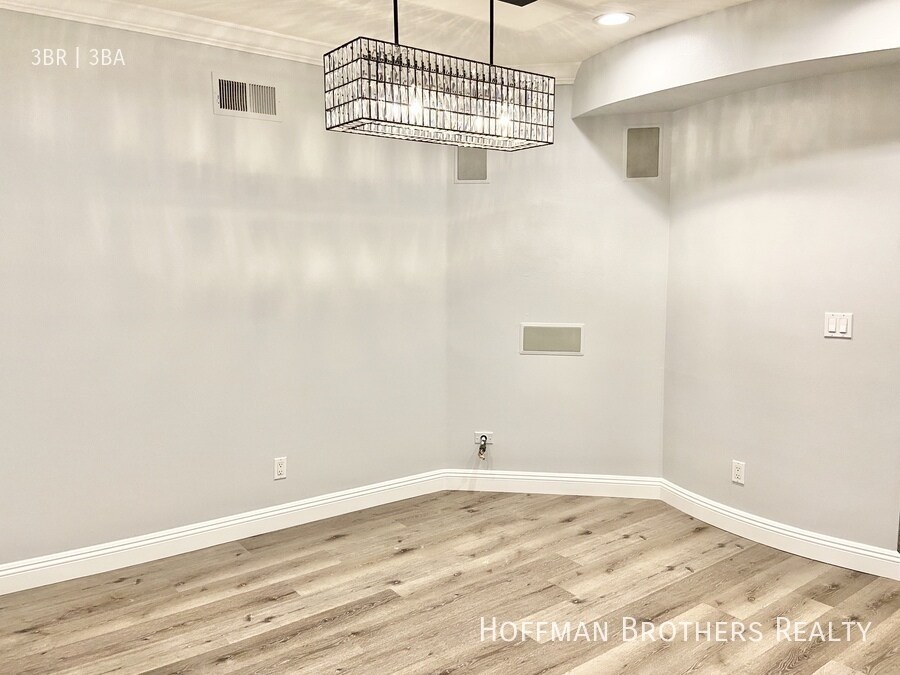 Building Photo - 1135 Rexford Dr