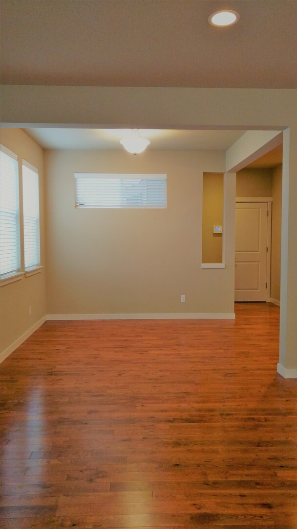 Building Photo - Spacious Fife 3 Bedroom with Fenced  Yard!