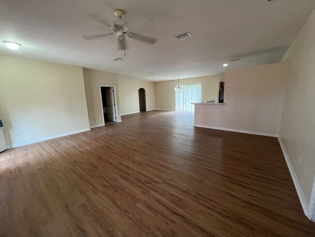 Building Photo - Available 9/15/26 -- $1,650 ** 3 Bed / 2 Bath * Single Family Home
