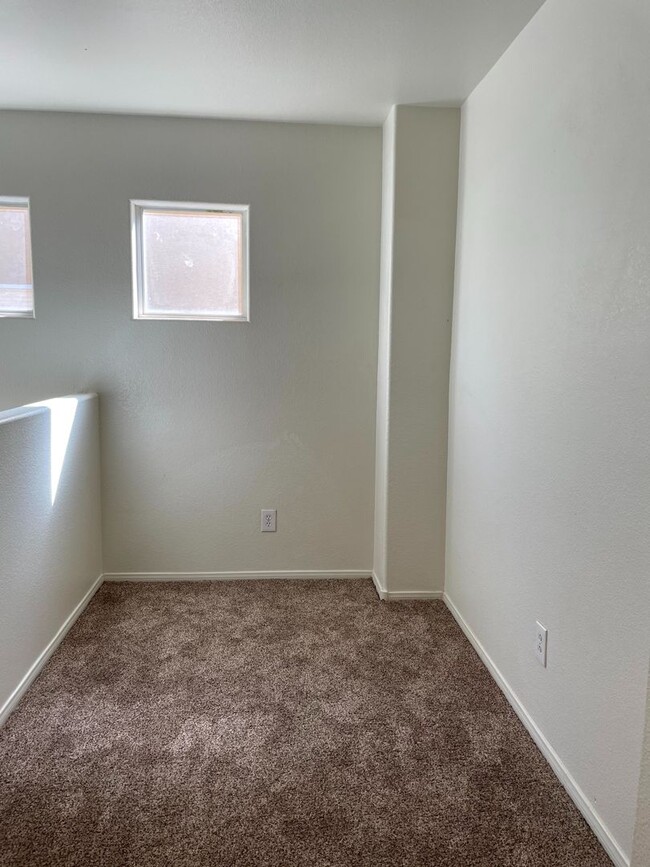 Building Photo - DARLING 3 BEDROOM, 2.5 BATH LOCATED IN GAT...