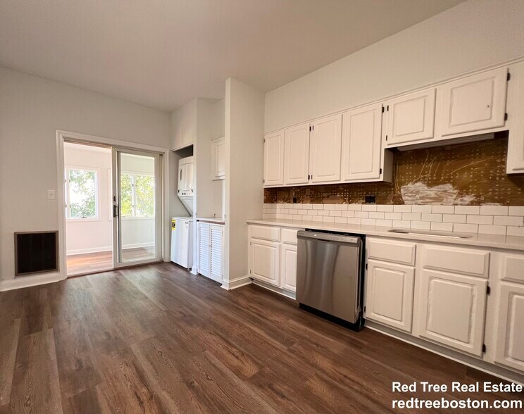 Building Photo - 401 E 7th St