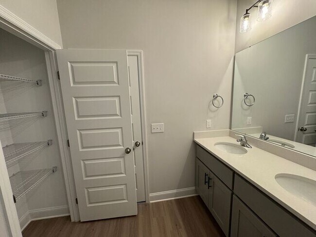 Building Photo - Look and lease in Athens .,M8 N766 M,