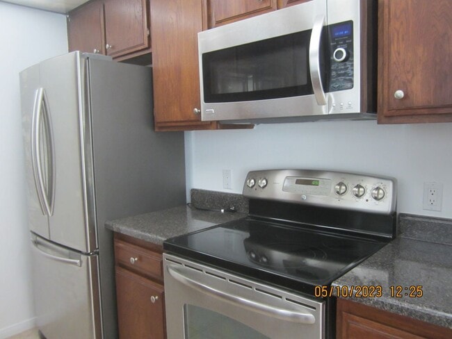Building Photo - SPACIOUS 2 STORY CONDO