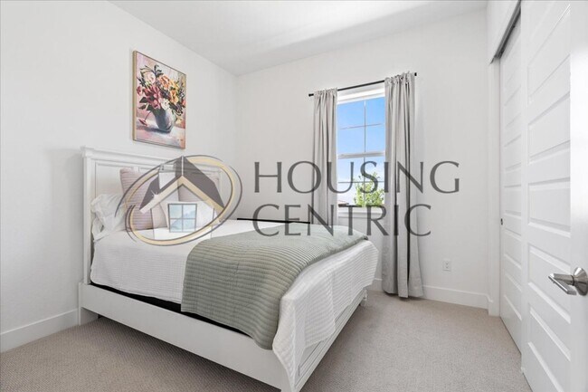 Building Photo - Modern & Elegant Living in Emerald Peak, E...