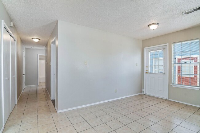 Building Photo - 2 Bedroom Duplex