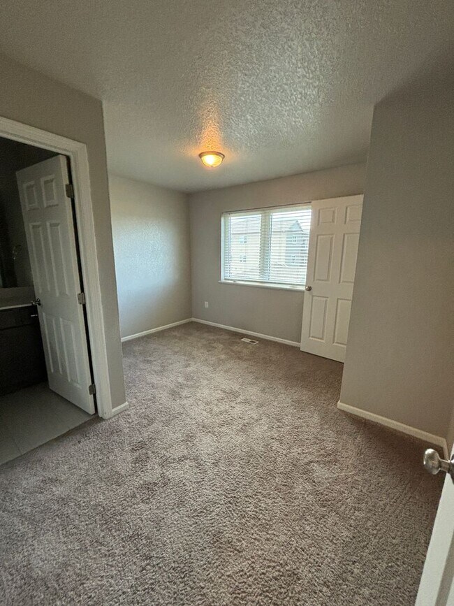 Building Photo - 3 bedroom 3.5 bathroom for Rent!