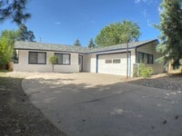 Building Photo - 3 Bedroom Home in Smokerise | Single-Level Living + Natural Light