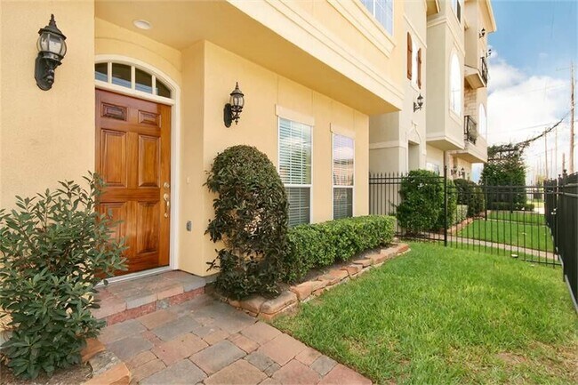 Building Photo - 1717 Spring St