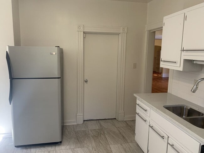 Building Photo - 5910 Howe St