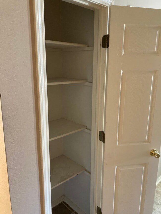 Building Photo - 3 Bedroom 2 Bath Extremely close to Wedington Exit !