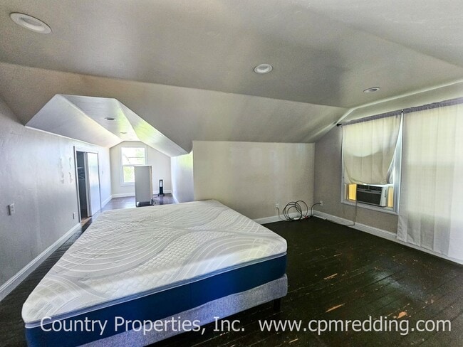 Building Photo - Downtown 3-Bedroom with Old World Charm and Modern Amenities!