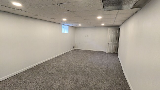 Building Photo - Bonus rooms galore in updated West End home!